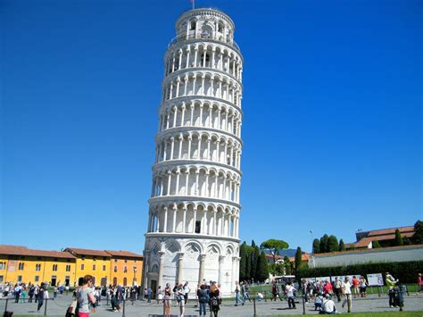 يقع برج بيزا في إيطاليا بمدينة بيزا في ولاية توسكانا، بدأ بنائه عام 1173 ميلادية، ودام بنائه 199 عاما، وعرف باسم برج بيزا المائل لوجود ميلان به وانحراف عن المستوى العمودي. برج بيزا المائل