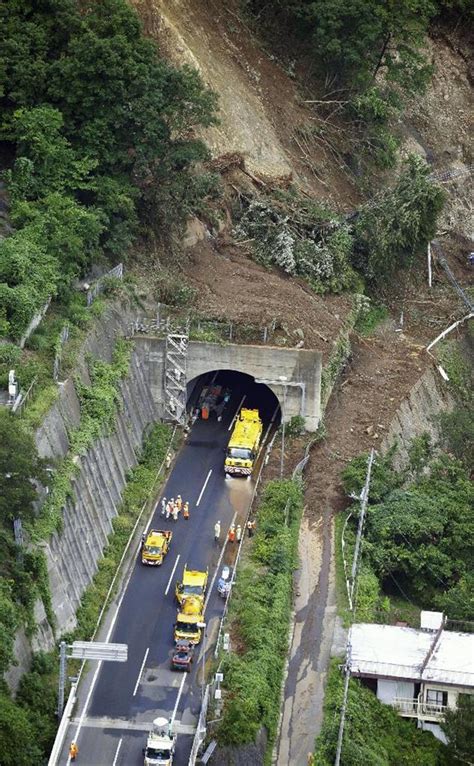 土砂災害 （どしゃさいがい）とは、 大雨 や 地震 に伴う 斜面崩壊 （ がけ崩れ ・土砂崩れ）、 地すべり 、 土石流 などにより人の 生命 や 財産 が脅かされる災害 。 中央道で土砂崩れ 大月IC、復旧めど立たず - 読んで見フォト ...