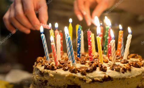 Closeup of lit birthday candles birthday wishes concept. Torta de cumpleaños con velas encendidas | Pastel de ...