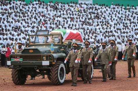 President uhuru kenyatta has gifted burundian president evariste ndayishimiye 50 cows on the first day of his state visit ahead of the madaraka day celebrations on june 1. Pierre Nkurunziza: Le Burundi enterre son président