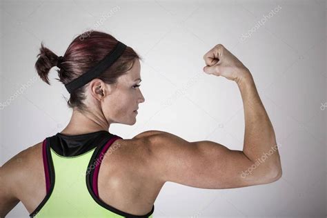 Muscles of the arm and leg. Belle femme musculaire forte flexion de ses muscles biceps ...