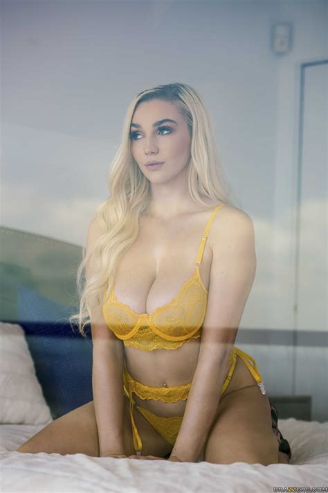 Kendra Sunderland Hd Wallpapers