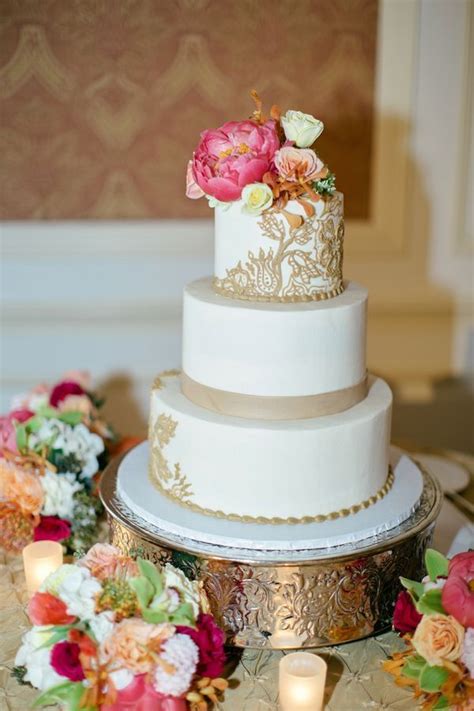26 Elaborate Wedding Cakes With Sugar Flower Details Modwedding