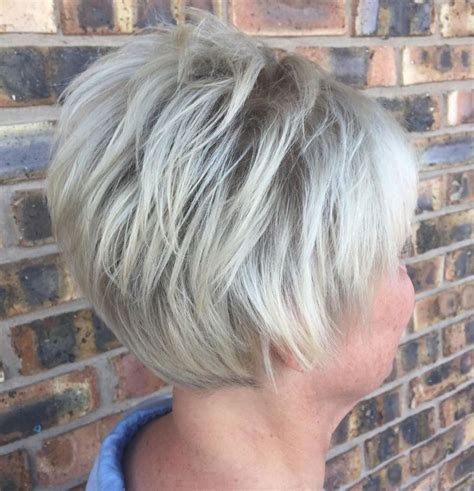Short Feathered Hairstyle For Gray Hair In 2020 Gorgeous Gray Hair Short Hair Styles Short