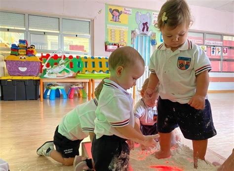 En cambio con puntuación negativa las posibilidades de obtener una buena mano son peores, por lo que las apuestas deberían ser menores. Los peques de 2 años juegan con harina | Colegio Alonai ...