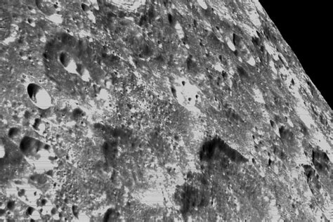 Nasas Orion Capsule Captures Gorgeous Close Up Pictures Of The Moon