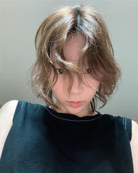 Snsd Taeyeon Greets Fans With Her Short Hair Wonderful Generation
