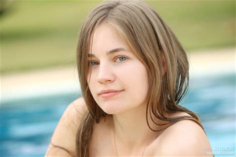 Sizzling Hot Teen Girl Paloma Kühlt Sich In Ihrem Pool Ab Porno Bilder Sex Fotos Xxx Bilder