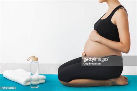 Pregnant Belly Close Up Photos Et Images De Collection Getty Images