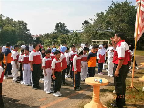 Persatuan bulan sabit merah sekolah menengah kebangsaan tengku mahmud mula ditubuhkan pada tahun 1998 dengan penyertaan ahli terdiri daripada pelajar tingkatan satu hingga tingkatan lima. PERSATUAN BULAN SABIT MERAH SKPTLDM: Januari 2014
