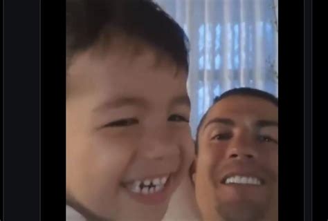 Emiliano scamacca (papà di gianluca) si è introdotto nel centro. Ronaldo, coccole e scherzi con il suo bambino: 'Tale padre ...
