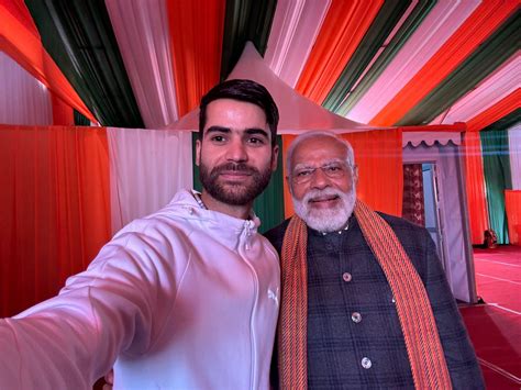 PM Modi Shares Selfie With Pulwama Beekeeper Nazim Nazeer In Srinagar Rally Greater Kashmir