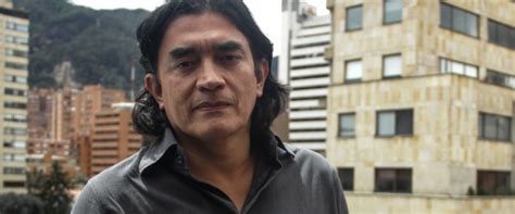 Al que compra gafas y cascos a jóvenes desarmados que luchan por sus derechos le dicen: Gustavo Bolívar por poco muere por una bomba - (LOCAL) Lo ...