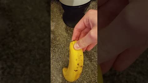 How To Peel A Banana The Right Way Youtube