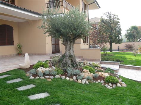 Arredo necessario del vostro giardino sarà il tavolo, da scegliere ampio, spazio permettendo, e su cui poter imbandire banchetti e cene con i nostri amici. Foto Piccoli Giardini Casa. Alla Ricerca Fiore E Pianta ...