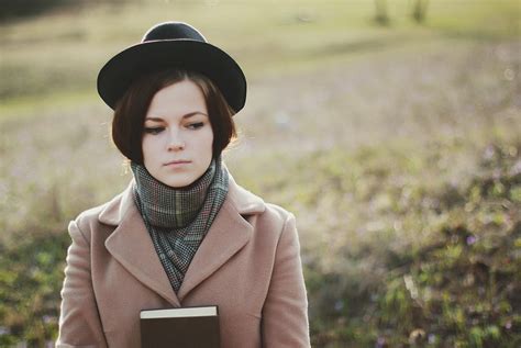 Фото Девушка в пальто и шляпе прижимает к себе книгу фотограф Ksenia Kostitsyna