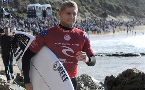 mick fanning is through to the final of his last ever world surf pro event