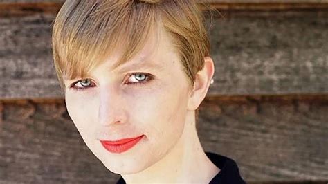 Chelsea Manning In Vogue Swimsuit Photoshoot Annie Leibowitz Photo Is