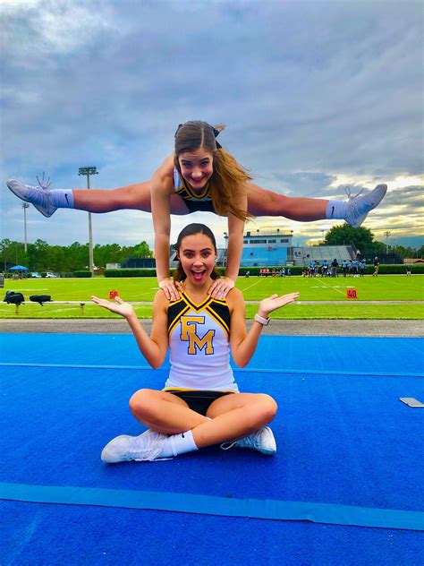 Pin By Queen Valdois On Cheerleading Cheer Poses Cheer Pictures Varsity Cheer