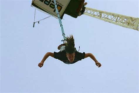 This Lady Tries Tandem Bungee Jumping Without A Harness