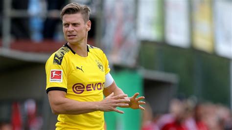Han spiller hovedsageligt som forsvarer for dortmund i bundesliga. BVB | Lukasz Piszczek könnte bei Borussia Dortmund ...