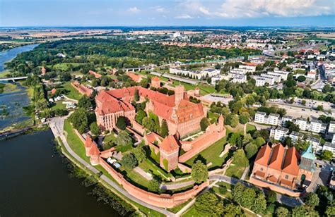 Premium Photo The Castle Of The Teutonic Order In Malbork On The Bank