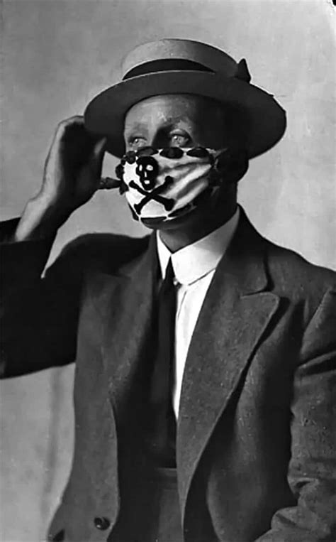 Foto d'epoca di mascherine indossate nel 1918 contro l'influenza spagnola