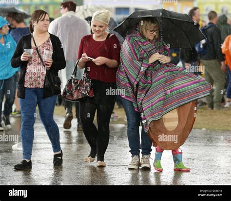 Fans In Rain British Summer Time Hyde Park Festival Hi Res Stock