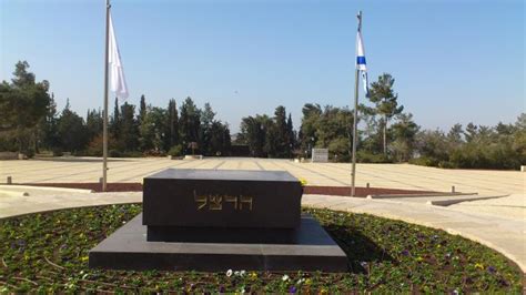 בכניסה להר נמצא מוזיאון הרצל ובו שוכן מאז 2017 היכל הזיכרון הלאומי שבו מונצחים כל הנופלים בהגנה על הארץ. רחבת הר הרצל - ירושלים | מקום בעל עניין