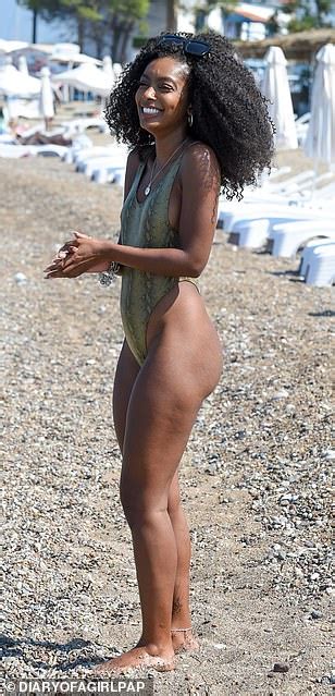 Love Island S Jourdan Riane Showcases Her Curves In A Tiny Green