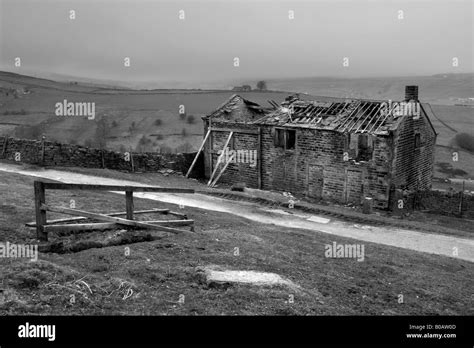 Ruined Farm Building On The Bronte Way Haworth West Yorkshire Stock