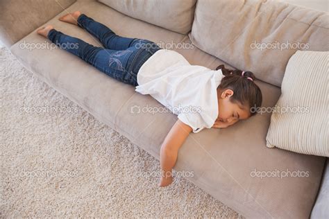 fille dormir sur canapé image libre de droit par wavebreakmedia © 42923259