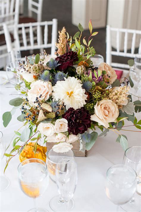 Fall weddings mean cooler temperatures, transitional fashion, changing leaves, and seasonal menu options that welcome a shift from the bold brights and soft pastels of the warmer months. Fall tablescape | Wedding & Party Ideas | 100 Layer Cake
