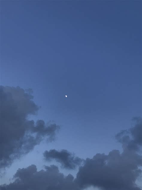 Pin By 𝗺𝗼𝗼𝗻 𝗮𝗻𝗴𝗲𝗹ଓ゜ On ̣̩⋆̩ Moon Sky Aesthetic Pretty Sky Sky And