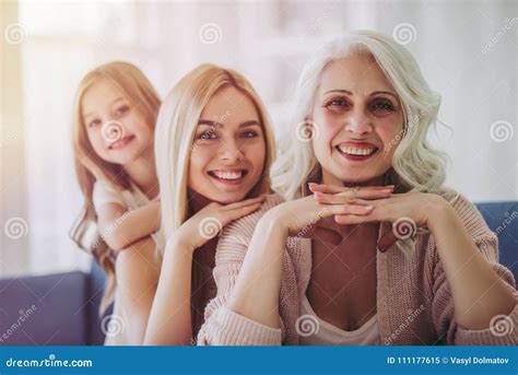 Дочь мать и бабушка дома стоковое изображение изображение насчитывающей дедушка 111177615