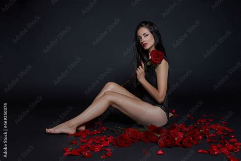 Sexy Brunette With A Bouquet Of Red Roses On The Floor Long Hair Nude