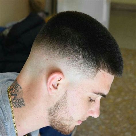 Coupe de cheveux courte et élégante pour hommes Short fade haircut