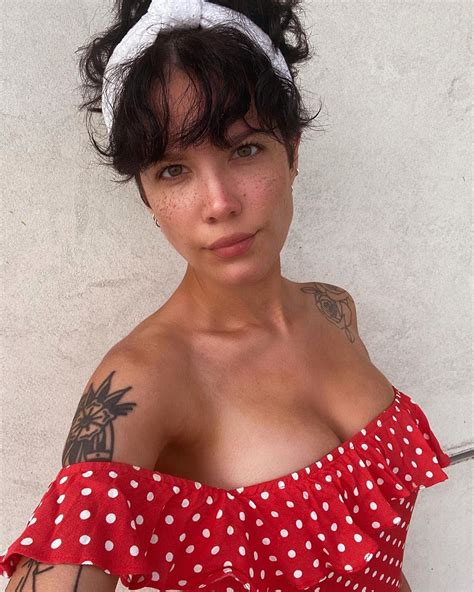 Halsey Shows Her Cleavage Photo Nude Celebrity