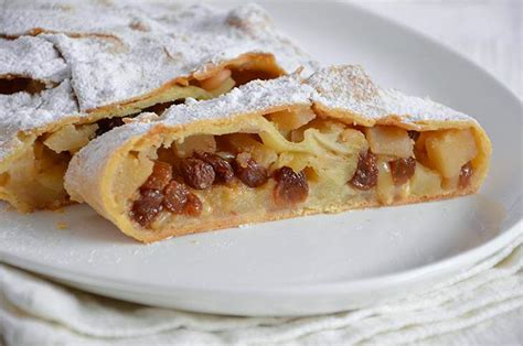 I turchi, che dominarono intorno al xvii secolo l'ungheria, preparavano un dolce di mele simile che si chiamava baklava. Ricetta Strudel di mele - La Ricetta della Cucina Imperfetta