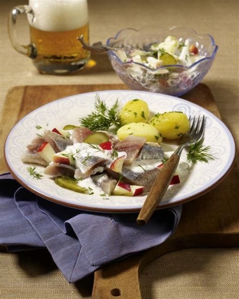 Unser beliebtes Rezept für Matjesfilet mit Apfel - Gurken -Salat und