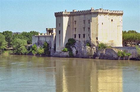 Inhabitants are referred to as tarasconnais or tarasconnaises. Tarascon Photo Gallery, by Provence Beyond