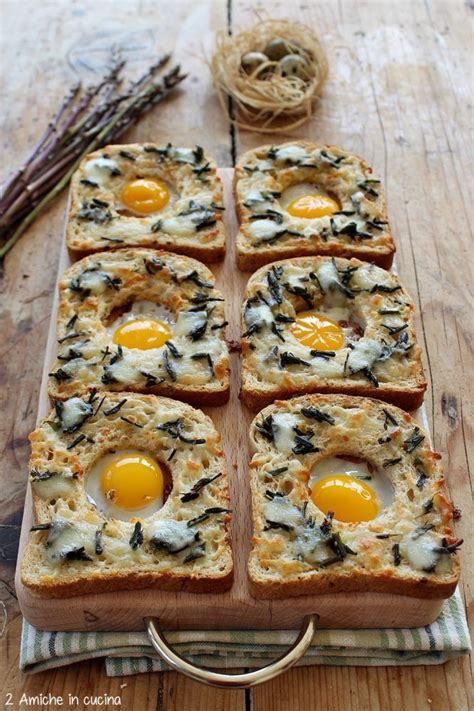 Ricette di crostate con procedimenti semplici e veloci. Crostini con asparagi e uova di quaglia | Ricette