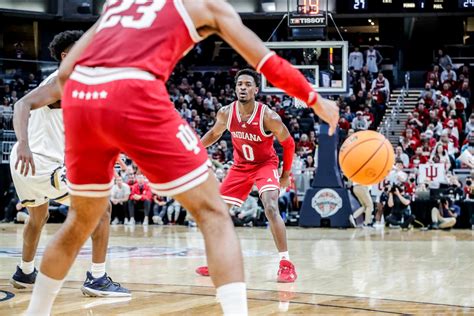 Indiana Edges Notre Dame 64 56 In Final Edition Of Crossroads Classic