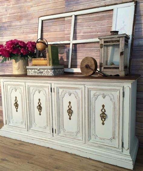 This diy dining room buffet looks so admirable with its distressed finish which fits well for your shabby chic taste. Shabby chic cream buffet | Refinishing furniture ...