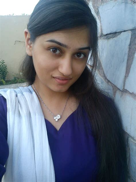 Amateur Cute Look On A Desi Babe Scrolller