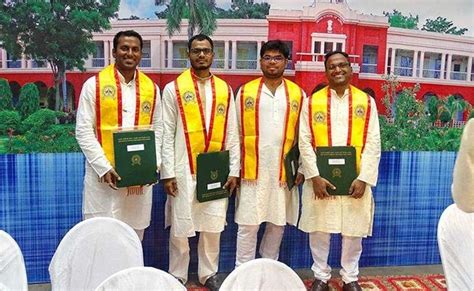 Students Wear Indian Attires At Indian School Of Mines Convocation