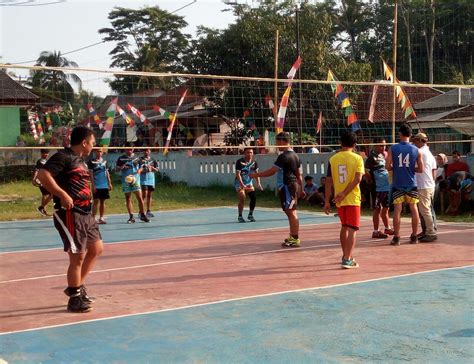 Turnamen Bola Volly Se Desa Dalam Rangka Hut Ri Ke Memperebutkan Piala Tetap Kades Ciawi