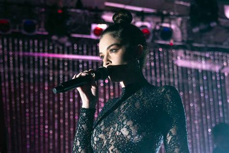 Sabrina Claudio Plays An Intimate And Authentic Show At The Varsity