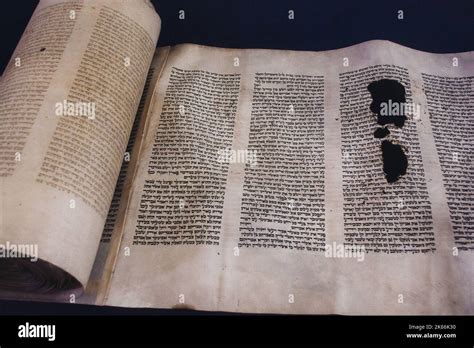 Texto Hebreo Antiguo Del Libro De G Nesis En El Rollo De La Tor El