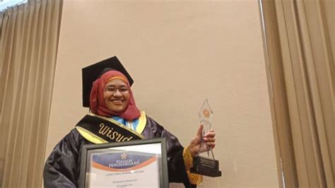 Baik mahasiswa, alumni, maupun pengajar. Kisah Annisa Nurul Fitri Holle Lulusan Stikosa-AWS yang ...